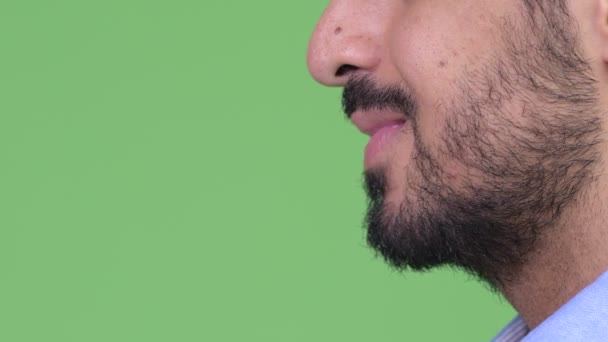 Profilo vista della bocca di giovane barbuto felice uomo d'affari indiano parlando — Video Stock