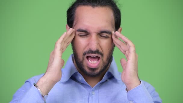 Ung stressad skäggig indisk affärsman med huvudvärk — Stockvideo