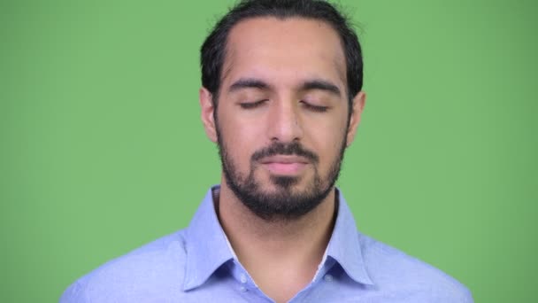 Jovem feliz barbudo indiano empresário relaxante com os olhos fechados — Vídeo de Stock