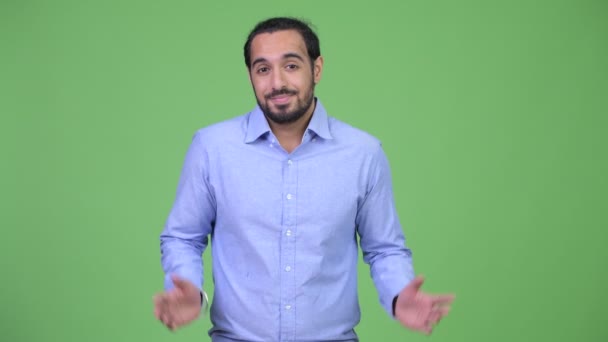 Yakışıklı genç Hintli işadamı omuzlarında shrugging sakallı — Stok video
