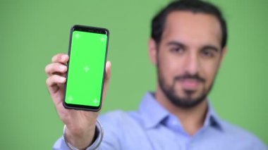 Mutlu genç Hintli işadamı gösteren telefon sakallı