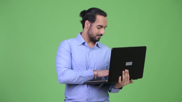 Unga glada skäggig indisk affärsman med laptop — Stockvideo