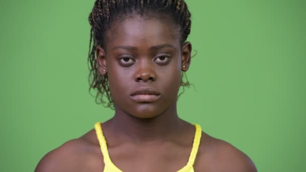 Young African woman against green background — Stock Video