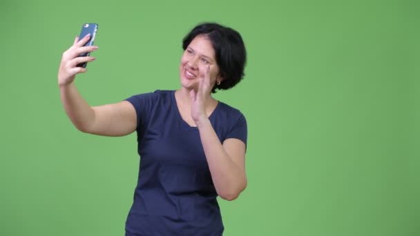 Mulher bonita com cabelo curto usando telefone — Vídeo de Stock