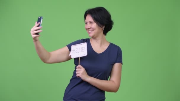 Mooie vrouw met kort haar met behulp van de telefoon — Stockvideo