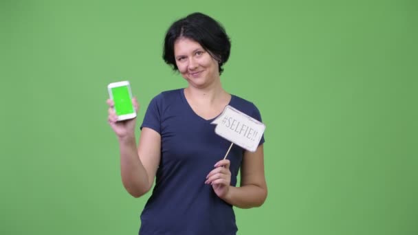 Schöne Frau mit kurzen Haaren mit Telefon — Stockvideo