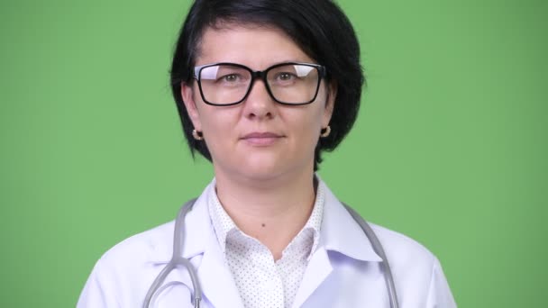 Feliz hermosa mujer doctor usando anteojos — Vídeos de Stock