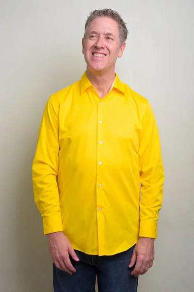 Ritratto di uomo d'affari maturo con camicia gialla — Foto Stock