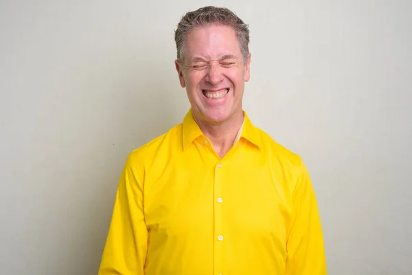 Sarı gömlek giymiş olgun işadamı portresi — Stok fotoğraf
