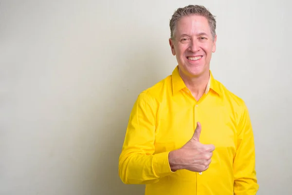黄色のシャツを着て中高年ビジネスマンの肖像画 — ストック写真