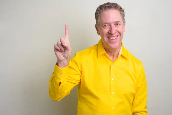 Πορτρέτο του ώριμες επιχειρηματία φοράει κίτρινο πουκάμισο — Φωτογραφία Αρχείου