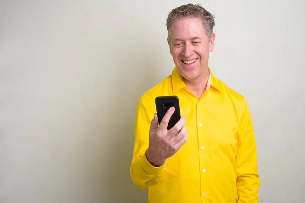 Портрет зрелого бизнесмена в жёлтой рубашке — стоковое фото