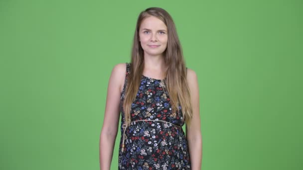 Ung vacker gravid kvinna med blont hår — Stockvideo
