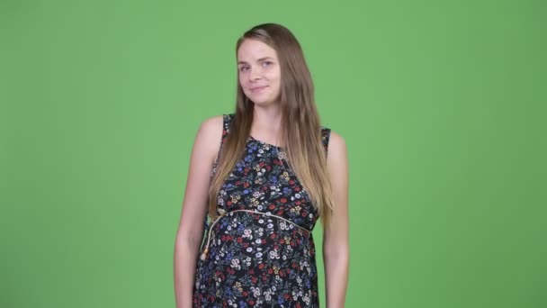 摄影棚拍摄年轻漂亮的孕妇反对色度键与绿色背景 — 图库视频影像