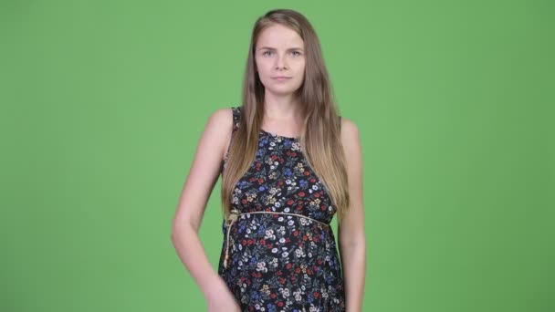 Mooie zwangere jongedame die omhoog wijst — Stockvideo