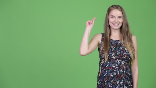 Jovem mulher grávida feliz estalando os dedos e mostrando algo — Vídeo de Stock