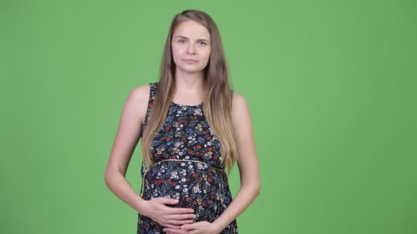 Jonge gelukkig zwangere vrouw op zoek naar enthousiast — Stockvideo