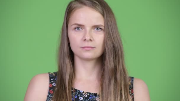 Hoofd geschoten van mooie jongedame die betrekking hebben op oren als drie verstandig apen concept — Stockvideo