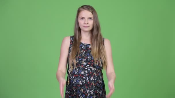Mooie zwangere jongedame die betrekking hebben op ogen als drie verstandig apen concept — Stockvideo