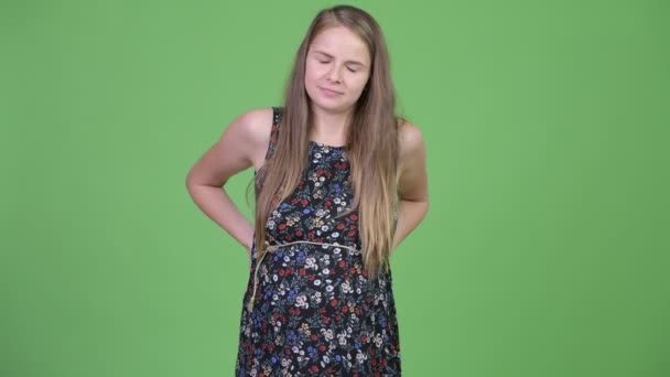 Young benadrukt zwangere vrouw met rugpijn — Stockvideo