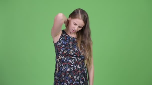 Young benadrukt zwangere vrouw met nekpijn — Stockvideo