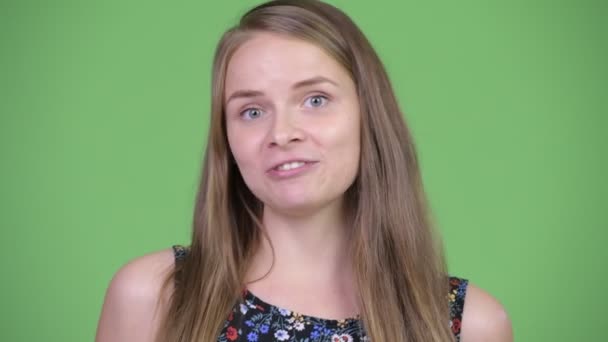 Hoofd geschoten van jonge gelukkig mooie vrouw praten — Stockvideo