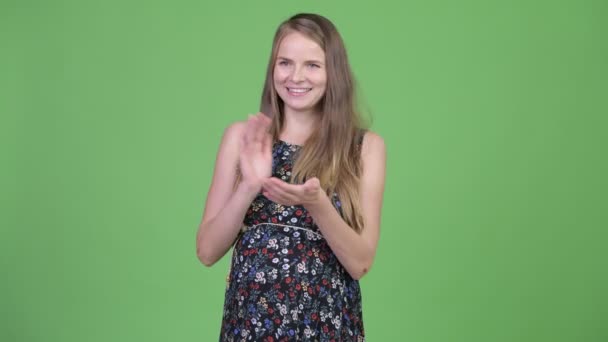Молода щаслива вагітна жінка думає під час плескання рук — стокове відео
