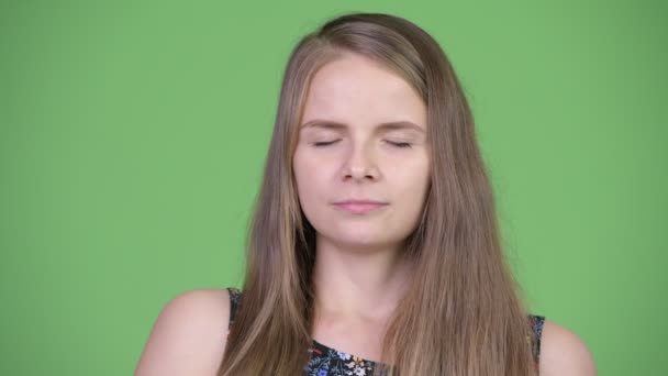 Fiatal gyönyörű nő pihentető csukott szemmel — Stock videók