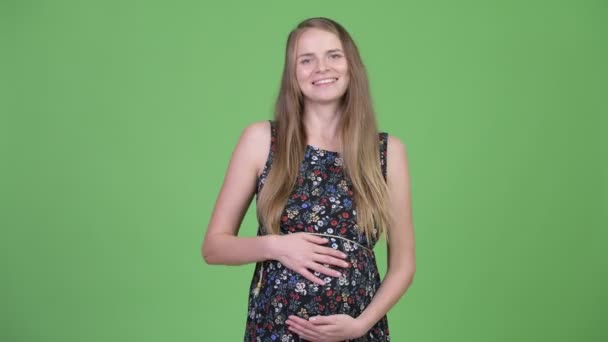 Jeune femme enceinte heureuse hochant la tête oui — Video