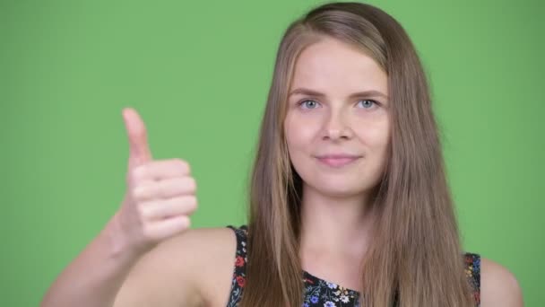 엄지손가락을 포기 하는 젊은 행복 한 아름 다운 여자 — 비디오