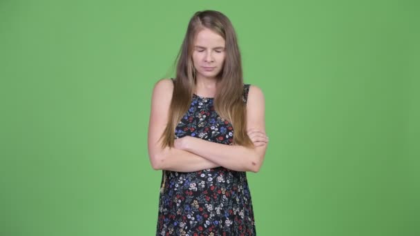 Genç kızgın hamile kadın kolları ile geçti — Stok video