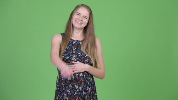 Jovem mulher grávida feliz rindo enquanto aponta para a câmera — Vídeo de Stock