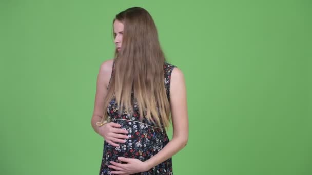 若い妊婦の痛み胃を持つことを強調しました。 — ストック動画
