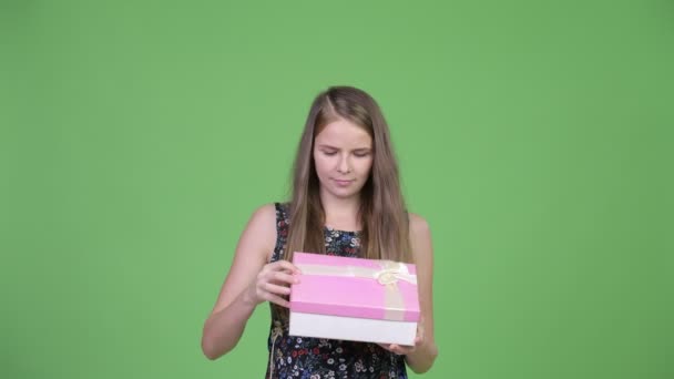 Joven mujer embarazada feliz mirando sorprendido al abrir la caja de regalo — Vídeo de stock