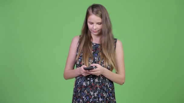 Young happy pregnant woman using phone — Stock Video