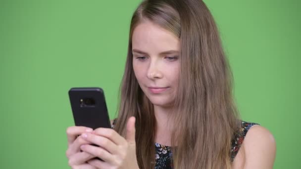 Молодая счастливая красивая женщина с помощью телефона — стоковое видео