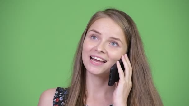 Jovem mulher bonita feliz falando ao telefone — Vídeo de Stock