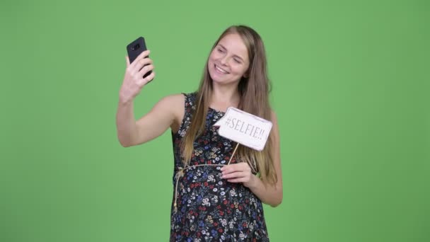Mladá šťastná těhotná žena selfie znakem papíru — Stock video