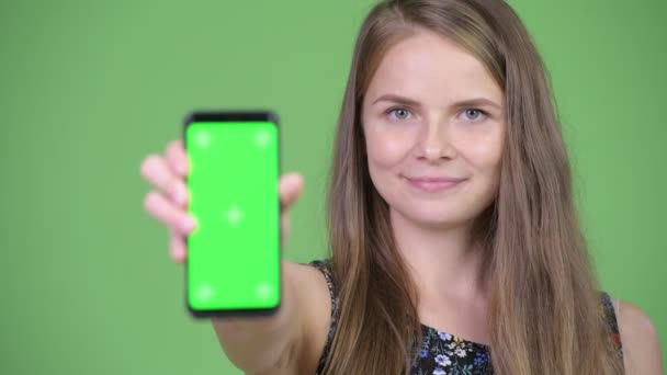 Молодая счастливая красивая женщина показывает телефон — стоковое видео