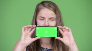 Genç mutlu güzel kadın gösteren telefon