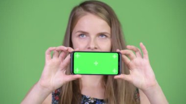 Telefon gösterilen süre düşünme genç mutlu güzel kadın