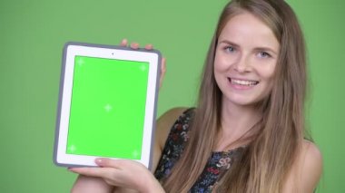 Genç mutlu güzel kadın gösteren dijital tablet