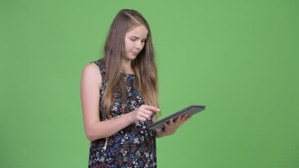 Mooie zwangere jongedame met behulp van digitale tablet en kijken verbaasd — Stockvideo