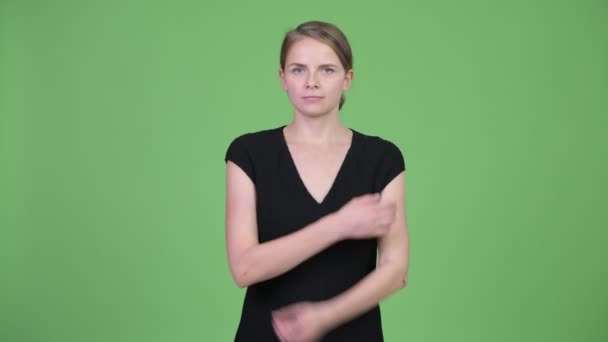 Young beautiful businesswoman with arms crossed — Stock Video