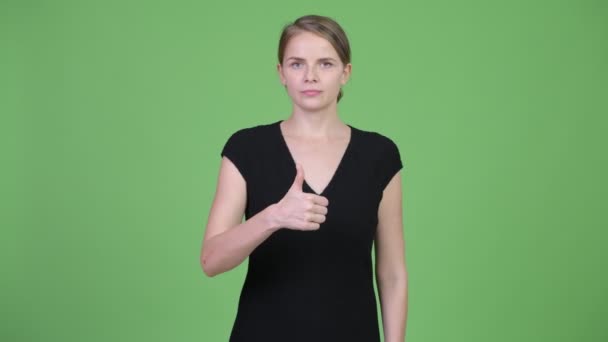 Jonge mooie zakenvrouw geven duimen omhoog — Stockvideo