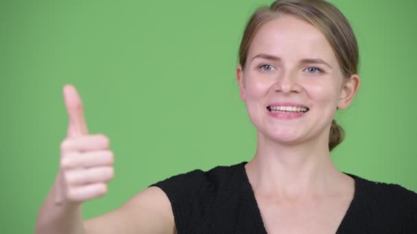 Jonge mooie zakenvrouw denken terwijl het geven van duimen omhoog — Stockvideo