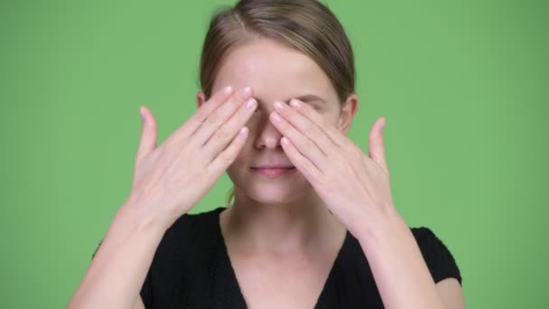 Ung vacker affärskvinna som täcker ögon som tre aporna begrepp — Stockvideo