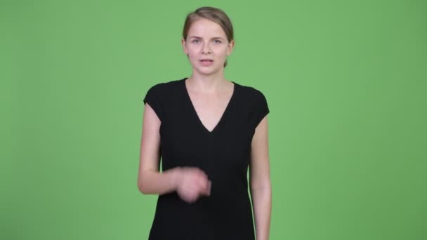 Fiatal boldog szép üzletasszony ujjal ajkán — Stock videók