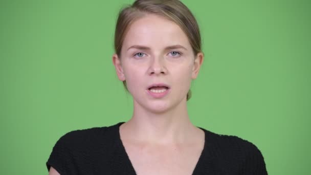 Studioaufnahme Einer Jungen Schönen Blonden Geschäftsfrau Gegen Chromaschlüssel Mit Grünem — Stockvideo