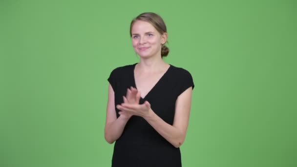 Junge glückliche schöne Geschäftsfrau denkt beim Händeklatschen — Stockvideo